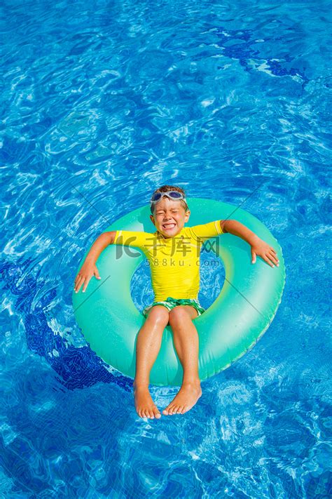 男孩在游泳池里游泳高清摄影大图-千库网