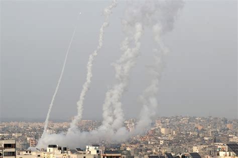 150多枚火箭弹从巴勒斯坦加沙地带射向以色列_凤凰网