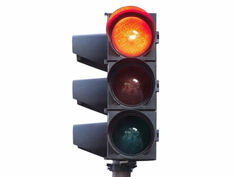 在没有红绿灯标志的左转路口直行