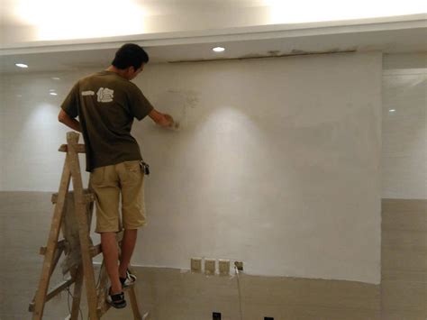 内墙刮腻子做法，刮凃力道不匀墙面不平整-墙上窟窿修补