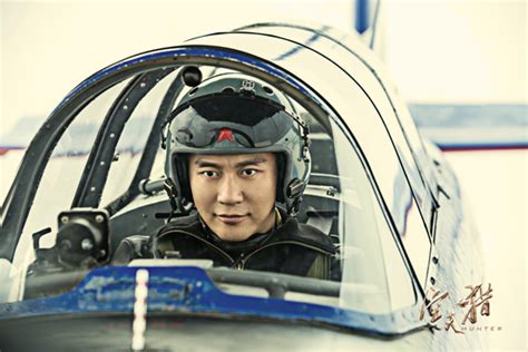 中国空军发布影像海报介绍“红鹰”飞行表演队
