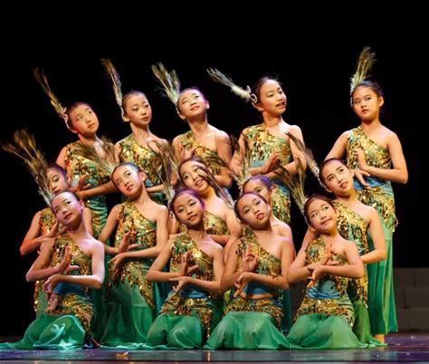 傣族舞基本手的来源,傣族舞的八个手位,傣族舞基本步伐名称_大山谷图库