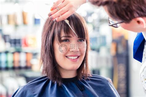 理发师在店里剪女人头发高清图片下载-正版图片503379824-摄图网