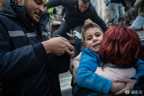 令人动容！7岁女孩废墟中保护弟弟17小时|推特|土耳其|废墟_新浪新闻