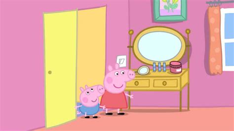 小猪佩奇和乔治在猪爸爸猪妈妈的房间里，佩奇在梳妆台前照镜子_腾讯视频