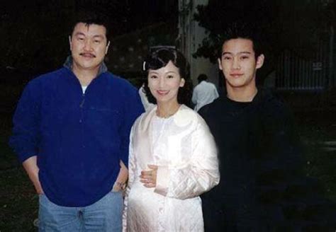 谭咏麟22岁儿子带外籍女友回家，又高又帅继承父亲才华_凤凰网