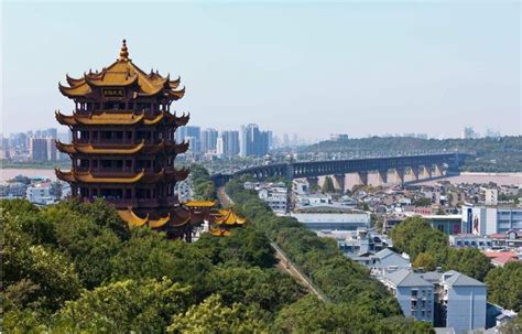 1957年建长江大桥拆黄鹤楼，令人惋惜，还好后在一千米外重建