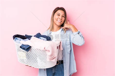 年轻caucasian女人拿起一件脏衣服高清图片下载-正版图片506388945-摄图网