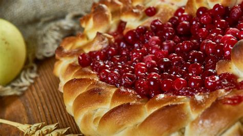 煮熟的俄罗斯派古老的传统皮罗格配林贡莓一顿饭盘子高清图片下载-正版图片307536693-摄图网