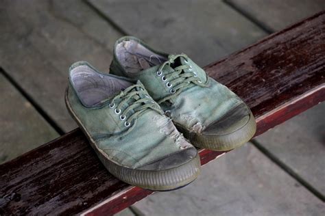 身穿旧鞋的失业者手里拿着一张纸板高清图片下载-正版图片506588536-摄图网