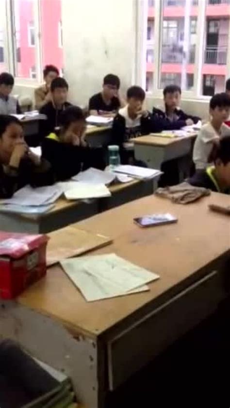学生上课玩手机被老师发现，老师当着全班的面砸手机