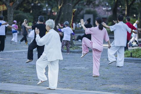人们在公园里练习太极拳。合照瑜伽高清摄影大图-千库网
