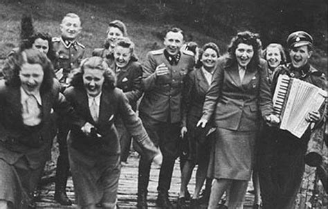 二战法国投降后，那些和纳粹德军厮混在一起的法国女人|德军|纳粹|法国_新浪新闻
