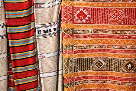 马拉喀什苏克织物麦地衣服纺织品地毯市场店铺小地毯零售露天高清图片下载-正版图片320613009-摄图网