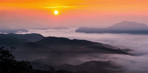 日出于高山，云雾缭绕的山谷景观。这个概念就是旅行。照片摄影图片_ID:350957049-Veer图库