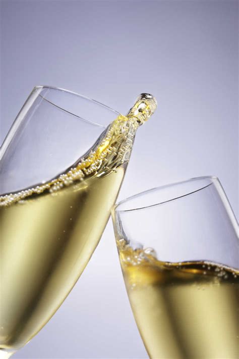 香槟酒图片-两个空玻璃杯与冰镇的香槟酒素材-高清图片-摄影照片-寻图免费打包下载