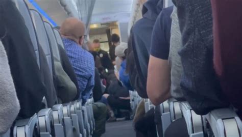 美国男子飞机上试图闯入驾驶舱 空姐拿起咖啡壶砸其头上 - 民航 - 航空圈——航空信息、大数据平台
