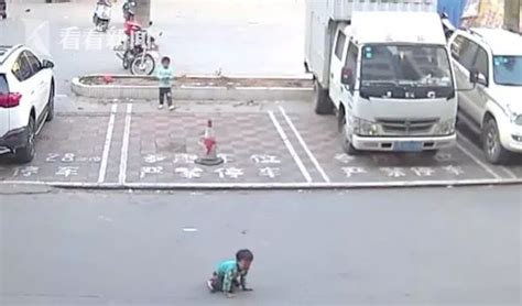 男孩被撞倒肇事司机溜了 7岁同伴奋力相救_广东频道_凤凰网
