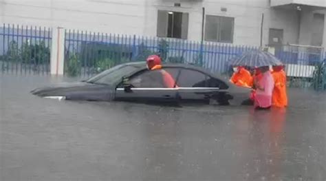 北京通州暴雨一轿车涉水人员被困 消防紧急救援下水推车|北京市|暴雨|涉水_新浪新闻
