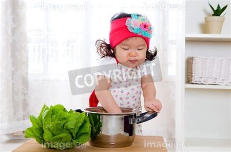 【女の子 赤ちゃん 料理人 住宅 概念 食事 楽しみ 綺麗】の画像素材(35240412) | 写真素材ならイメージナビ