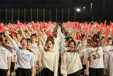 6000学子唱红歌、人机对话最吸睛 深信院2020级迎新晚会开启高校新生活_深圳新闻网