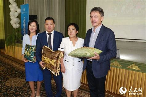 中国驻阿拉木图总领馆向哈萨克斯坦儿童福利机构捐赠图书_缪宏波