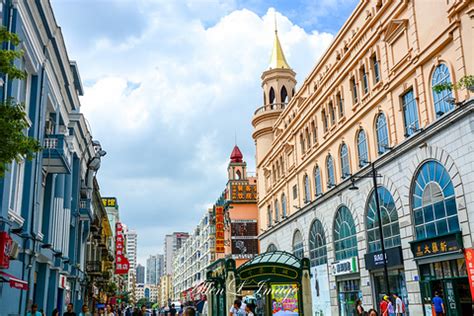 2023为哈尔滨最繁华的商街，中央大街的各种大型百货商店，总吸引着无数爱逛街的人。图片来自网络。图片来自网络_中央大街-评论-去哪儿攻略