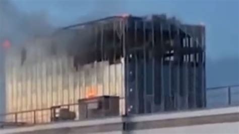 现场！莫斯科遭无人机袭击：撞上商业中心大楼后发生爆炸_腾讯视频