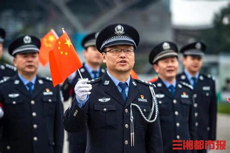 视频：首个中国人民警察节 四川公安举行警旗升旗仪式 - 川观新闻