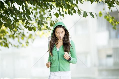 在公园里跑步的年轻女子高清图片下载-正版图片503546581-摄图网