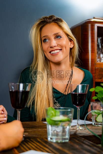 女朋友在餐厅喝红酒坐在桌子边玩得开心高清图片下载-正版图片303799540-摄图网