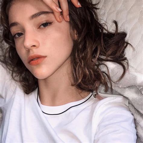 欧美头像温柔黑发女生