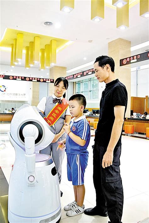 全区首个政务服务机器人“上岗”_深圳宝安网