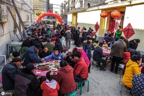 凉山彝族人独特的宴席，吃饭不用台凳，摆在地上就吃，这是陋习？_习惯_酒席_少数民族