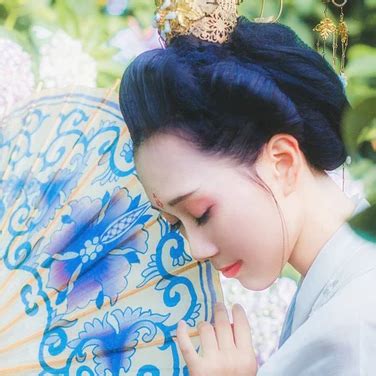 蓝绿色古风头像女生真人