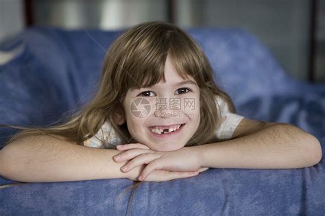 可爱女孩七岁微笑蓝色童年孩子金发白色女学生高清图片下载-正版图片322117046-摄图网