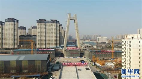 陕西咸阳：重达数万吨高架桥完成首次转体_手机新浪网