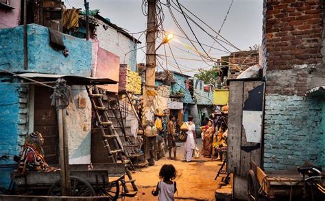 印度贫民窟年轻人：人们像蝼蚁般拥挤着生活，没有人关心_凤凰网资讯_凤凰网