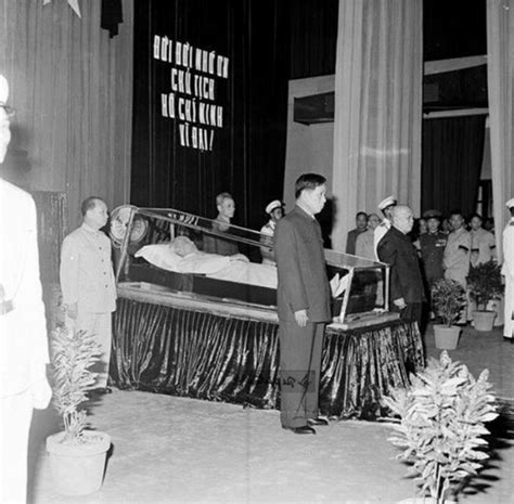 越南已保存四十年的胡志明遗体非常完好，水晶棺内清晰可见白胡须_苏联