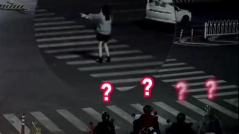 女子站在马路中间跳舞拍视频_新浪新闻