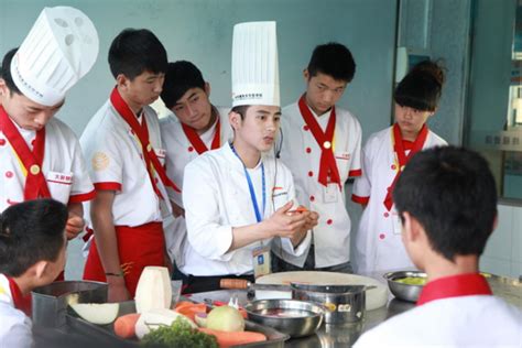 榆林学厨师哪个学校好陕西好的烹饪培训学校_榆林厨师培训_陕西新东方烹饪学校