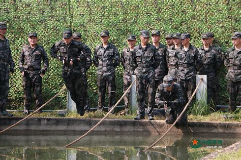 光荣时刻 现场观摩陆军步兵学院学员们的那些极限训练 - 中华人民共和国国防部