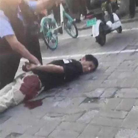 江西警方抓捕暴徒真实影像，手持长斧砍杀民警，武警出动5秒抓获