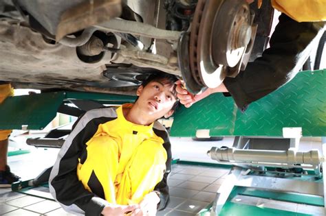 汽修车间汽车修理技术员形象高清图片下载-正版图片501189032-摄图网