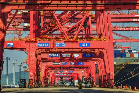 浙江：宁波舟山港迎来全球最大集装箱船-人民图片网
