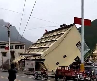 【视频】实拍西藏一整栋高楼被洪水冲垮 倒入河中浊浪滔天 - 消防百事通