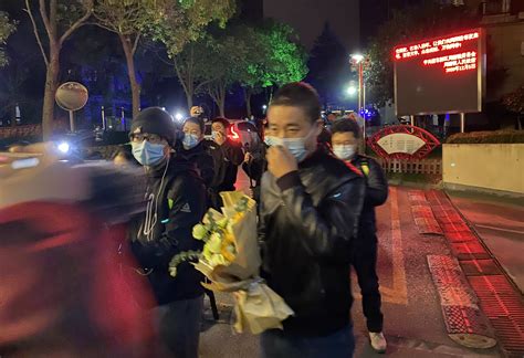 直击上海明天华城小区解封：居民零点出来吃夜宵、呼吸“自由的空气”|界面新闻 · 图片