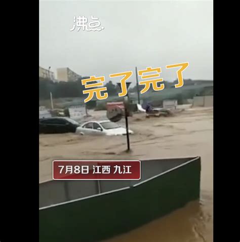 惊心营救！郑州女子被洪水冲进水坑众人拉绳救出_凤凰网视频_凤凰网