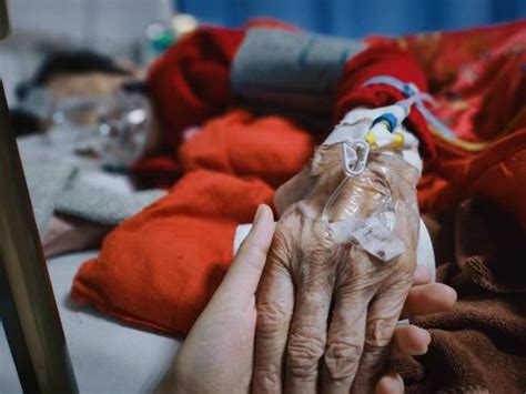 一场五线小城的家庭“战争” 83岁外婆新冠重症后_新闻频道_中华网
