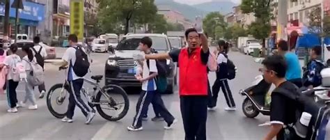 目睹学生出车祸，湖南这位老师在事发地站岗16年！|湖南省|车祸_新浪新闻